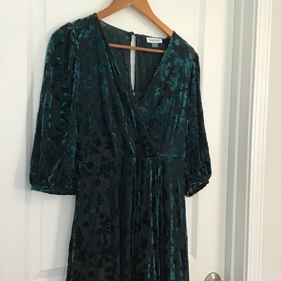Calvin Klein. 3/4 sleeves. Black & green velvet floral. V-neck. High-low hem. - Picture 4 of 9